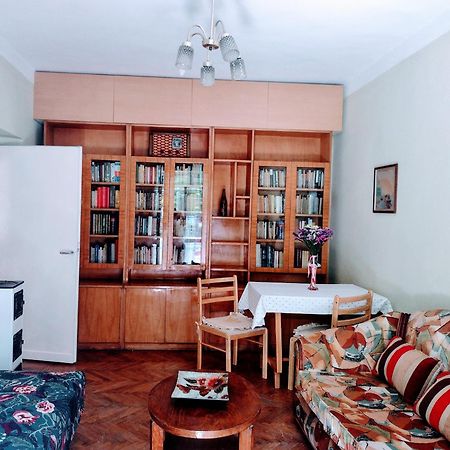 Era Echoes - Preserved Historical Apartment Tirana Bagian luar foto